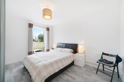 Flat Hilltop Avenue in Greater London