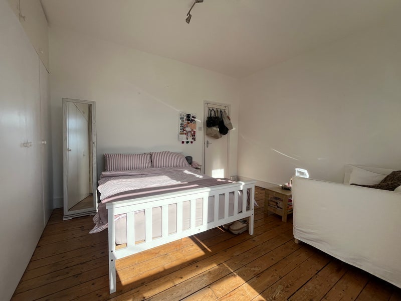 Room Beryl Road in Greater London