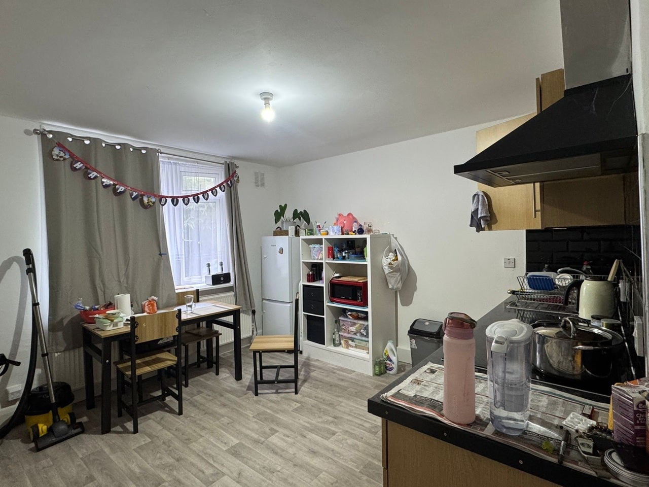 Flat Hanworth Road in Greater London