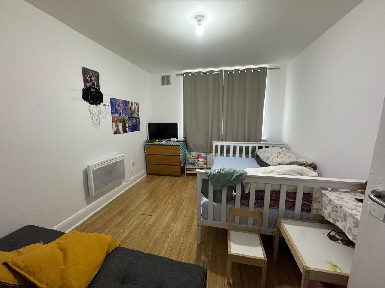 Flat Hanworth Road in Greater London