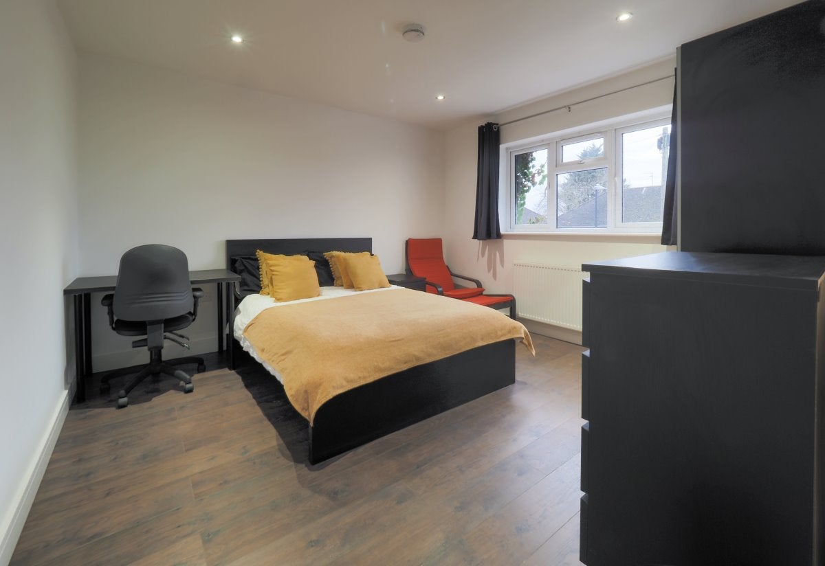 Room Sandymount Avenue in London