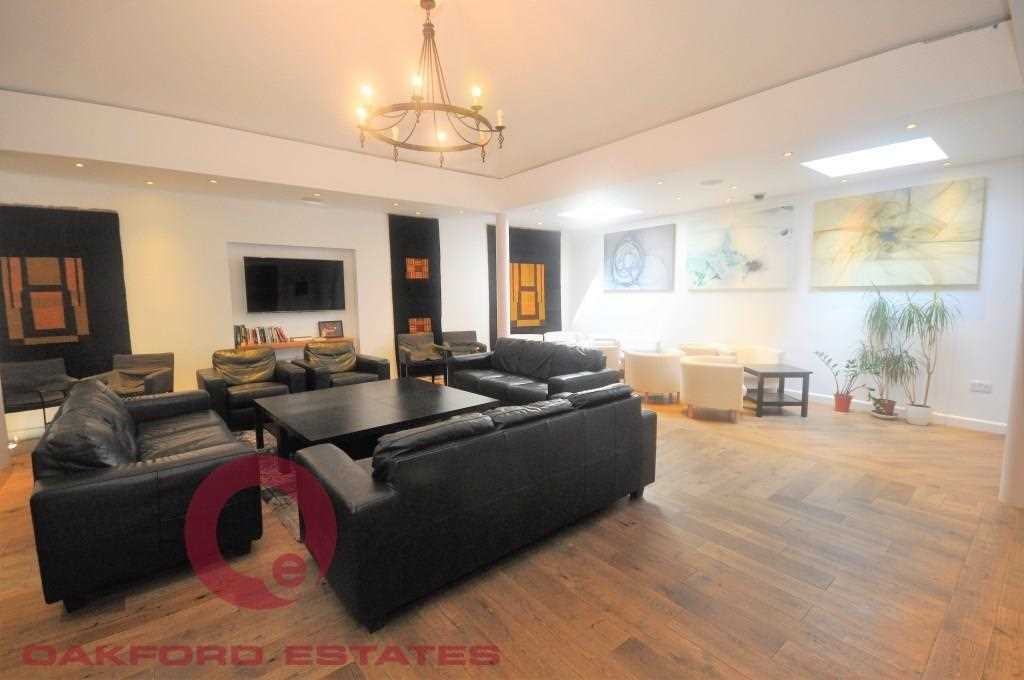 Flat Cartwright Gardens in Greater London