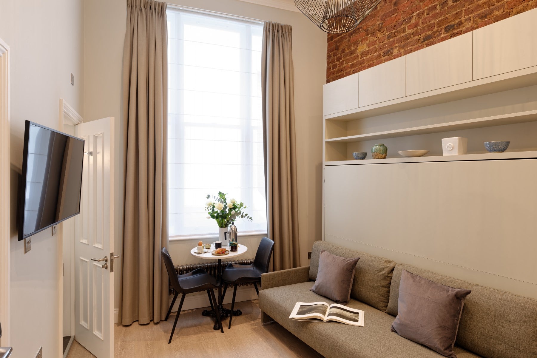 Flat Emperor's Gate in Greater London