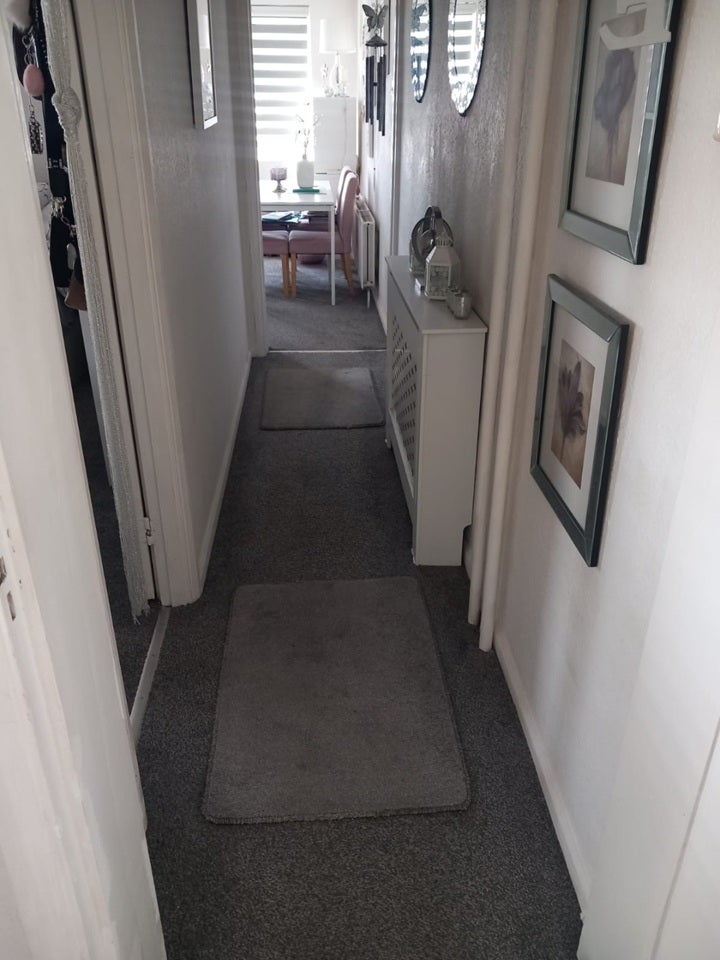 Flat Ardleigh Green Road in Greater London
