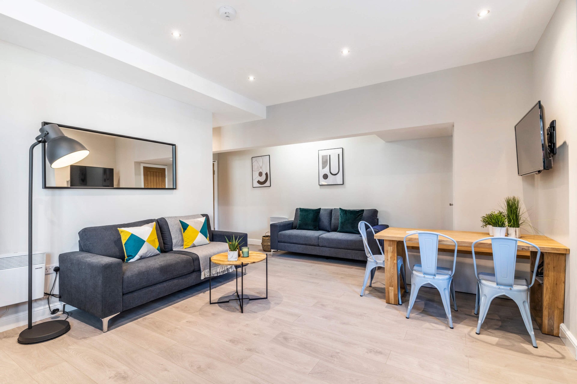 Flat Blenheim Square in Leeds