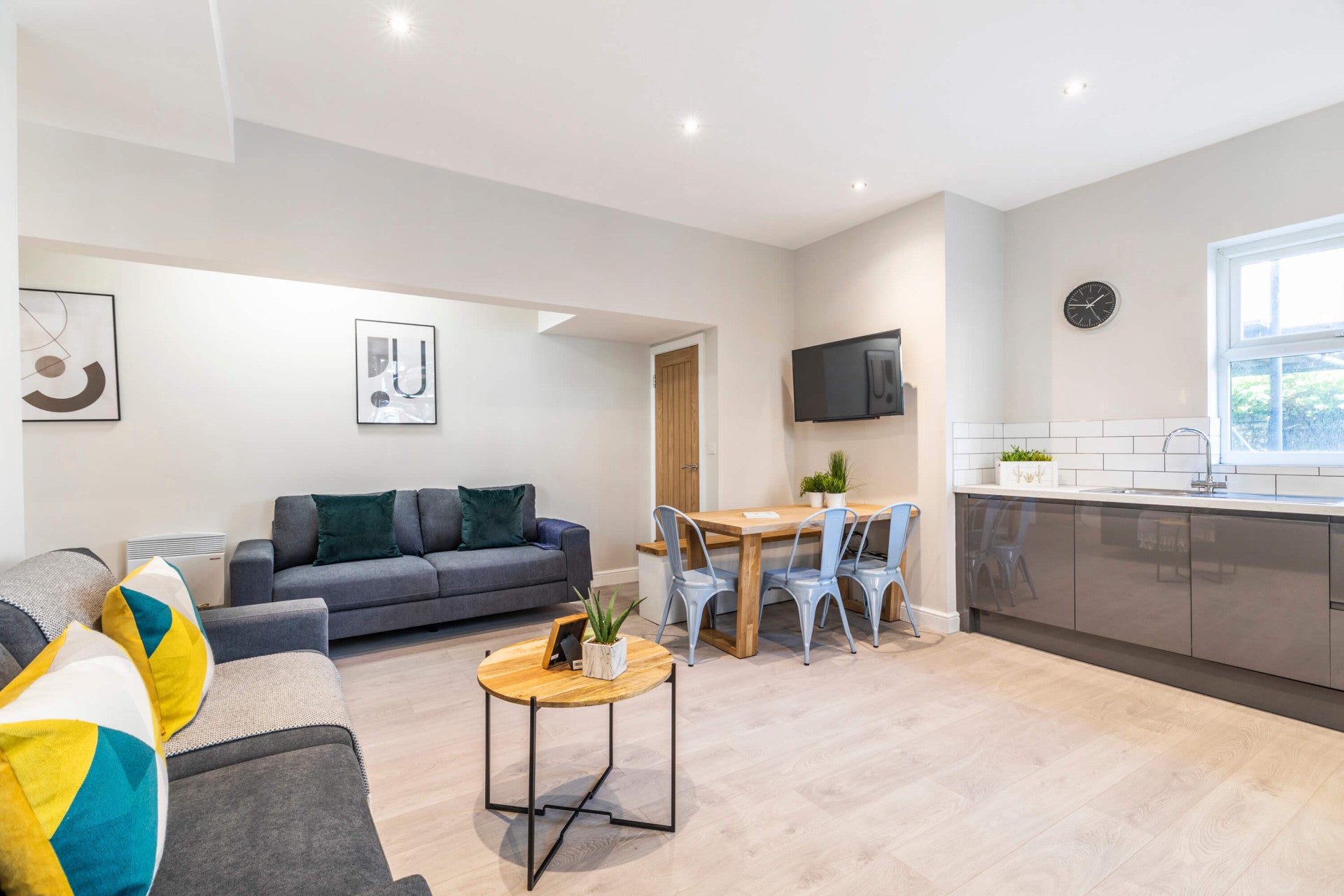 Flat Blenheim Square in Leeds