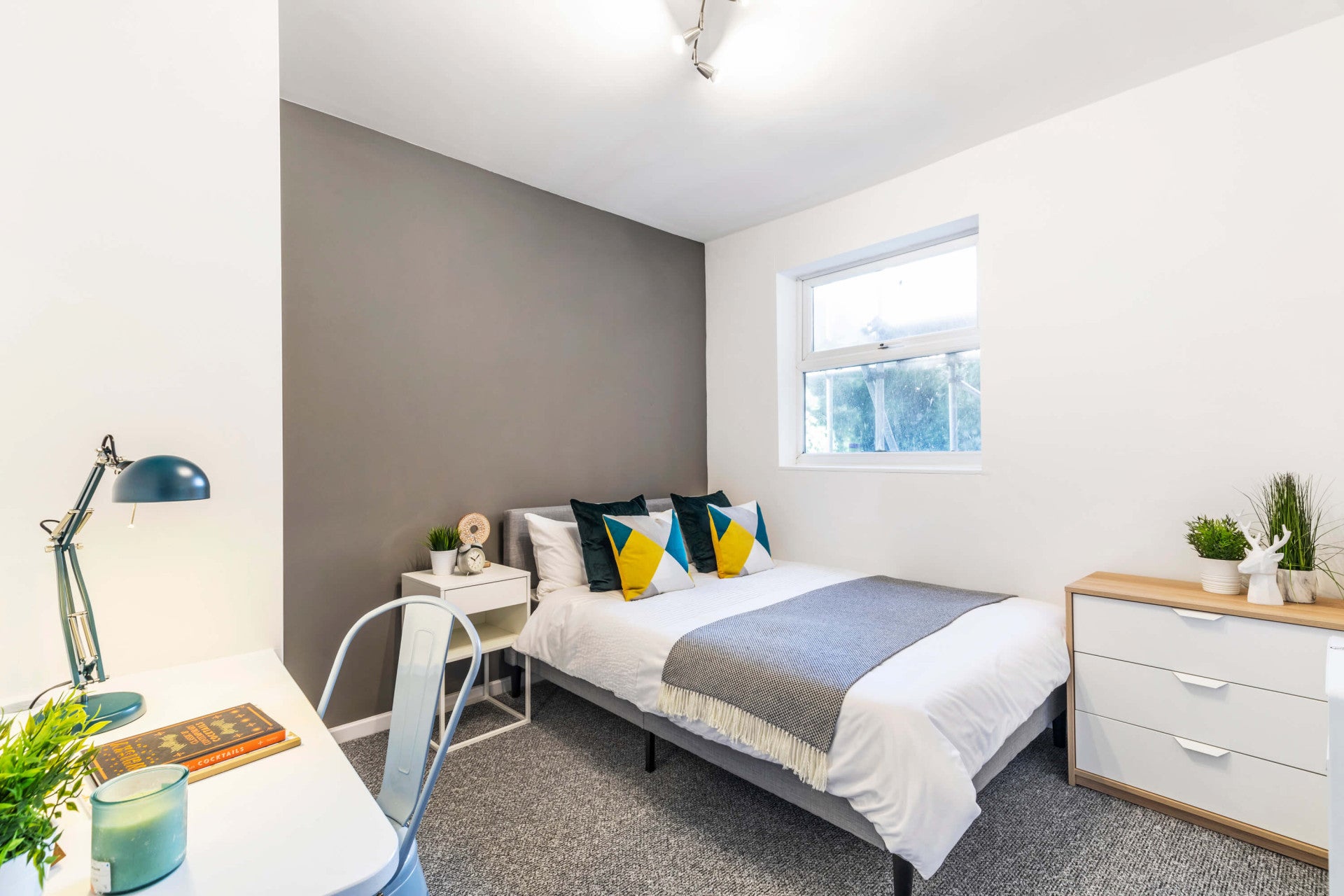 Flat Blenheim Square in Leeds
