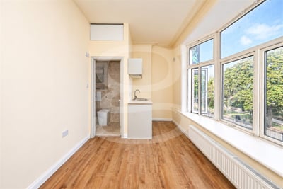 Flat Middle Lane in Greater London