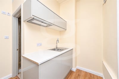 Flat Middle Lane in Greater London