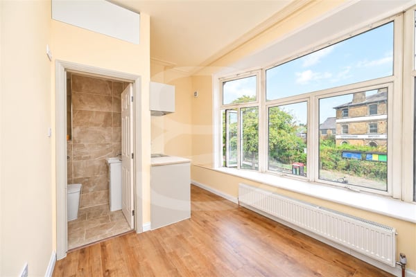 Flat Middle Lane in Greater London