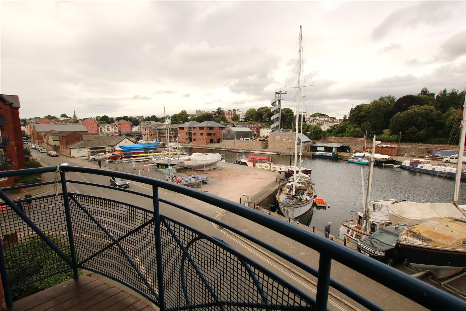 Flat Compass Quay in Exeter