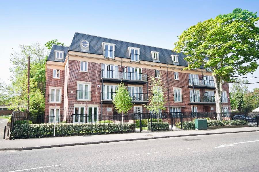 Flat Marsh Road in Greater London