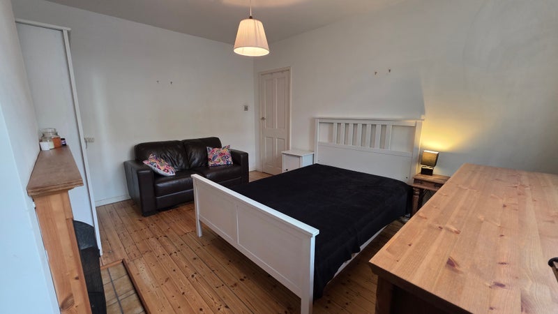 Room Mina Road in Greater London
