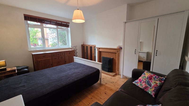 Room Mina Road in Greater London