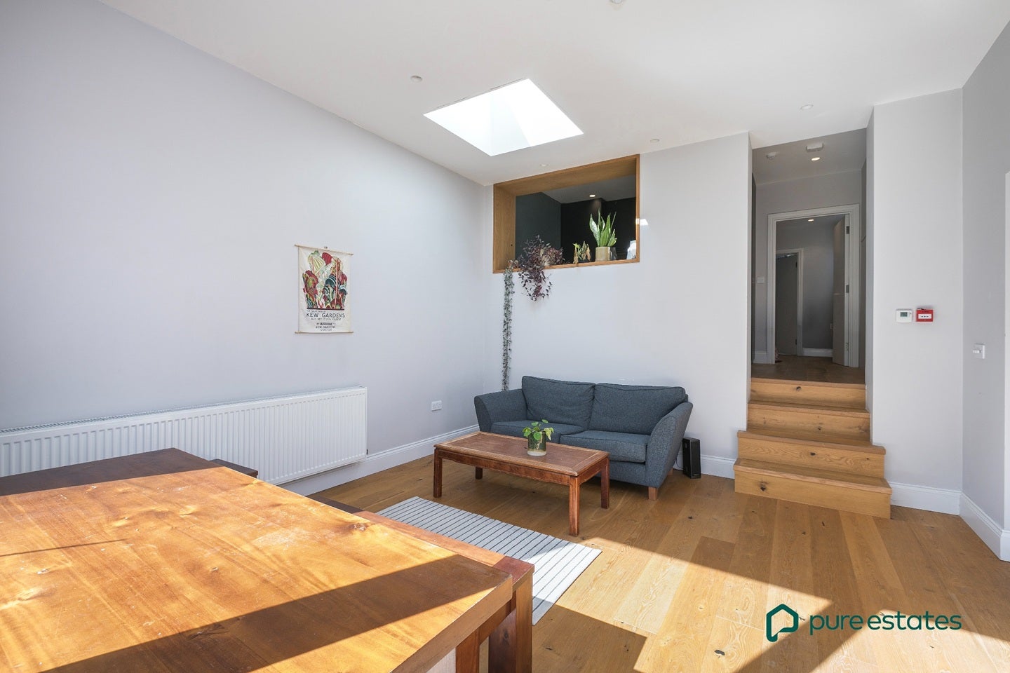 Flat Woodchurch Road in Greater London