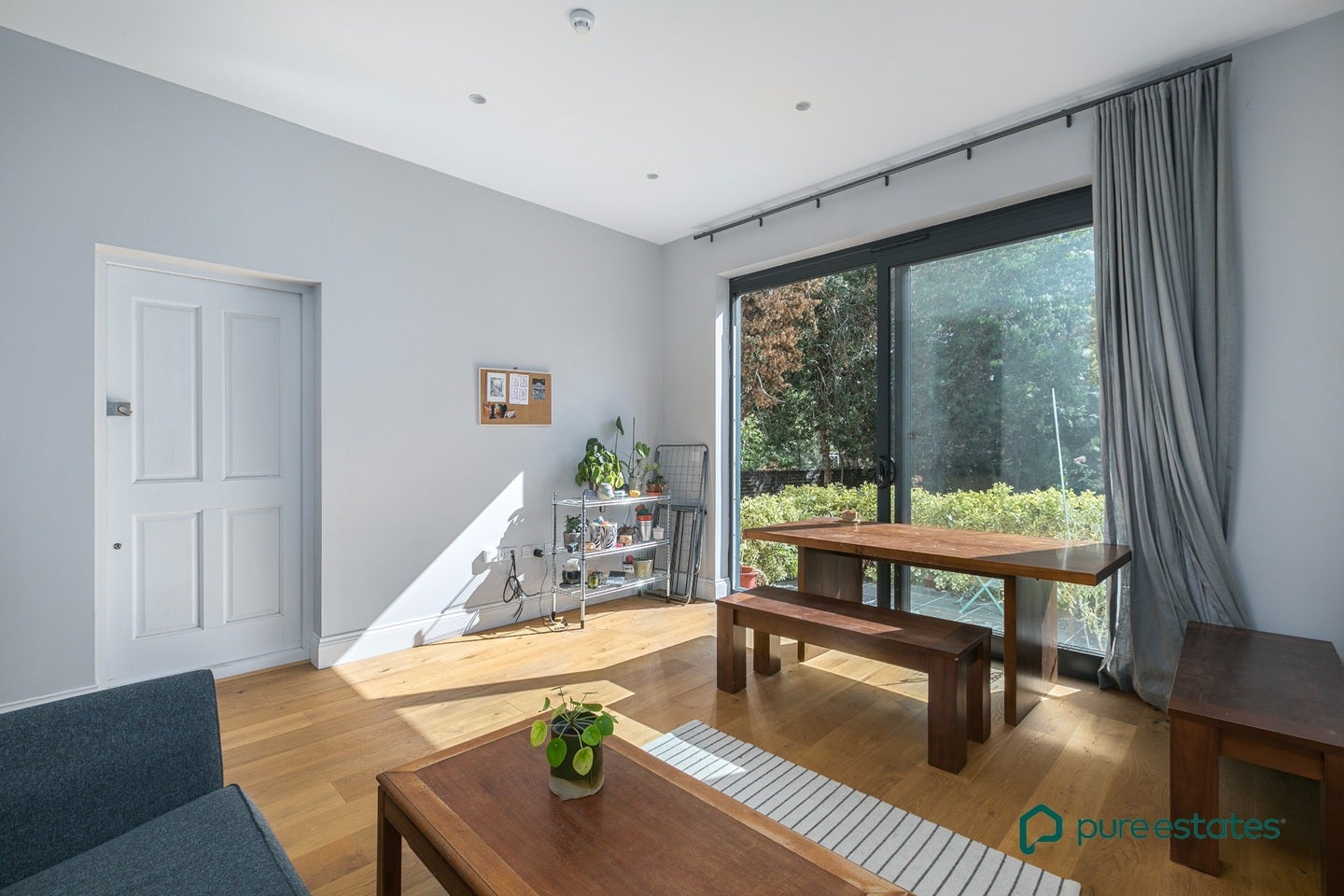 Flat Woodchurch Road in Greater London