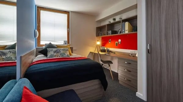 Flat Old Montague Street in Greater London
