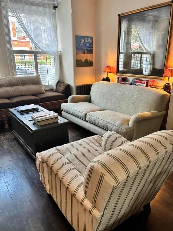 House Davis Road in Greater London
