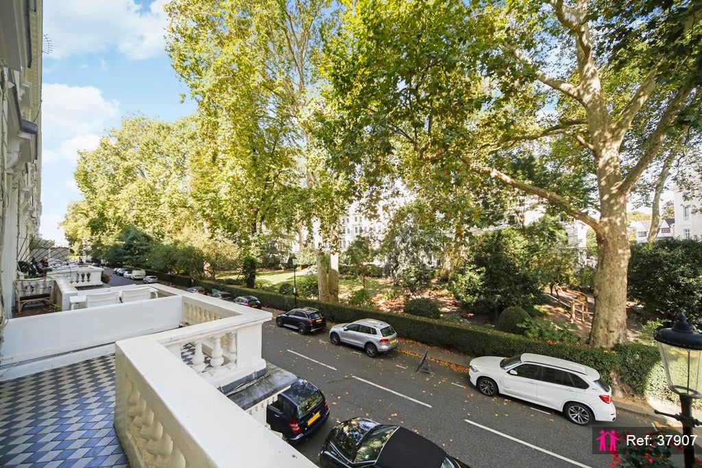 Flat Cornwall Gardens in Greater London