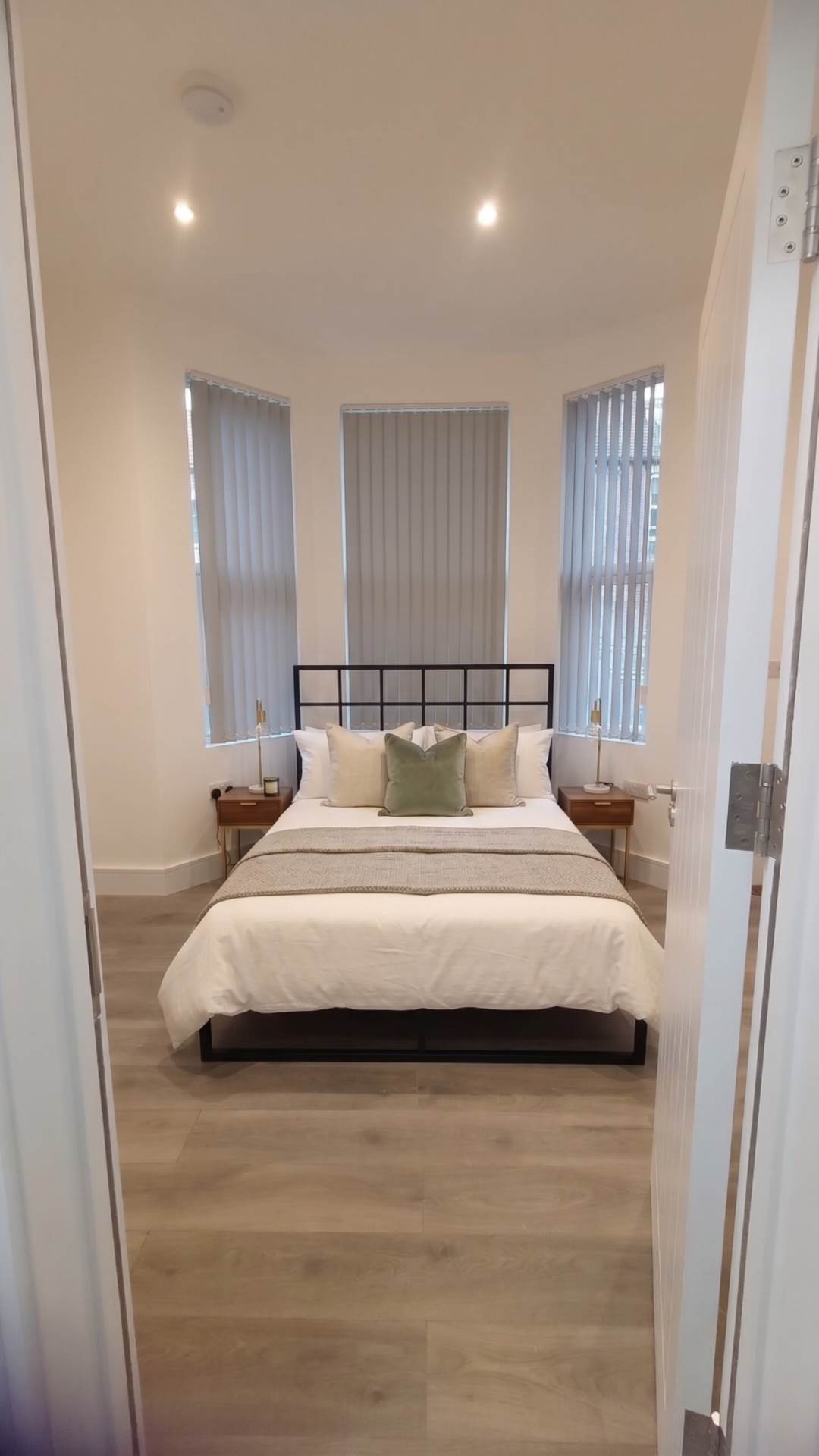Flat Acton Lane in Greater London
