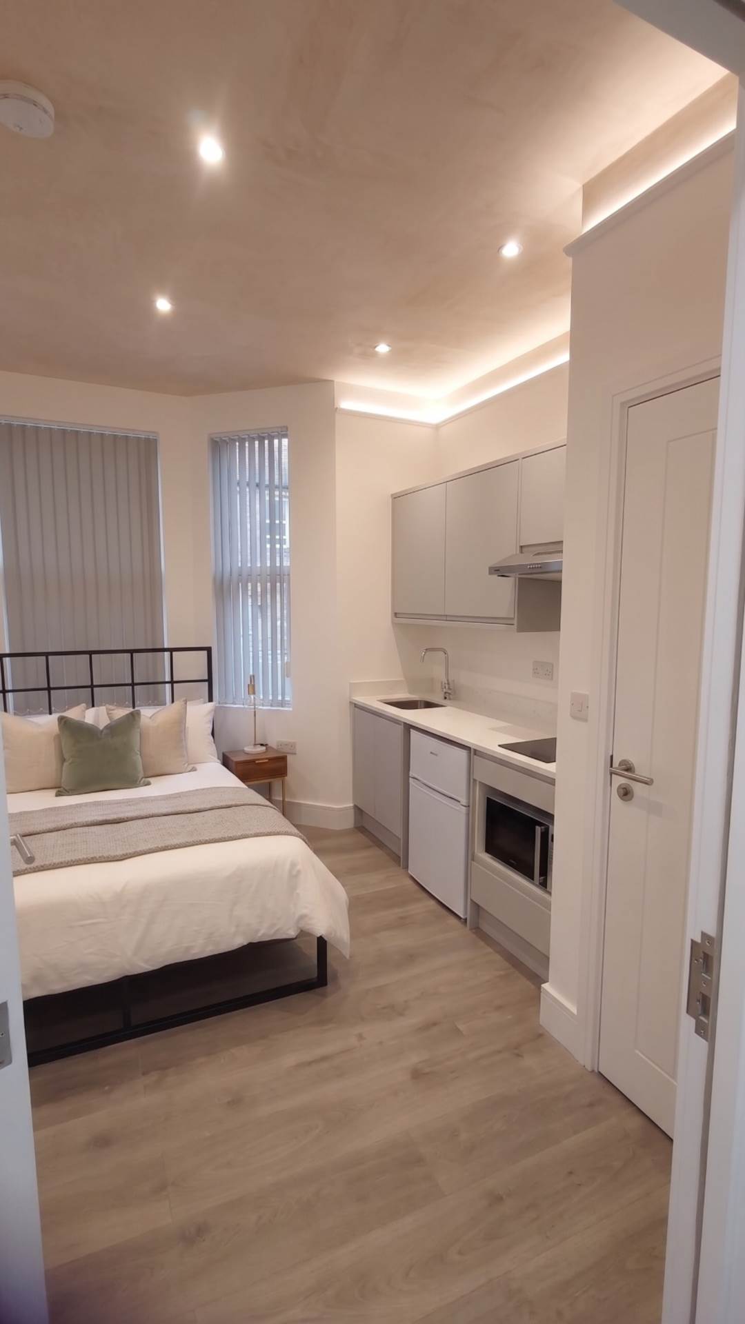 Flat Acton Lane in Greater London