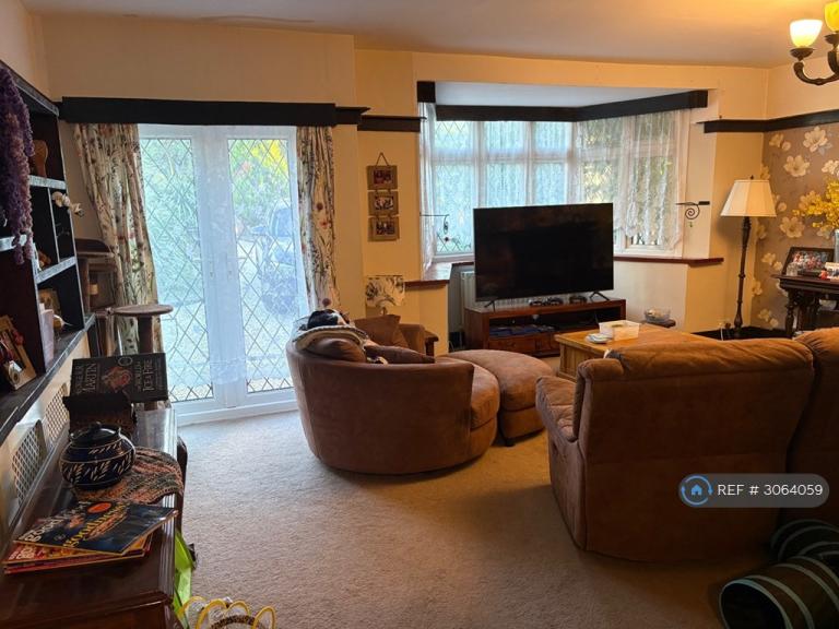 Room Sefton Close in Greater London