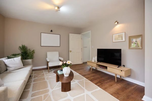 Flat Mellish Street in Greater London