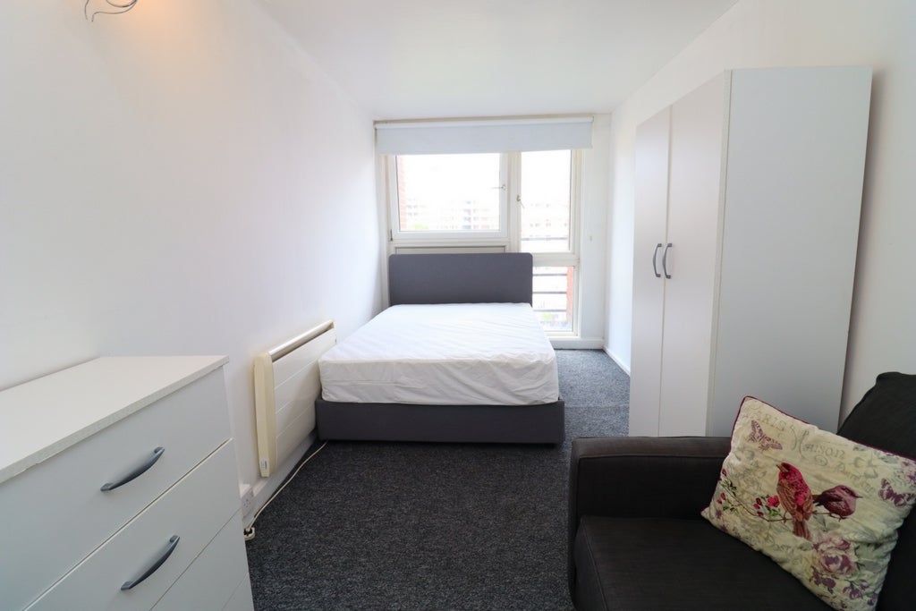Room Globe Road in Greater London
