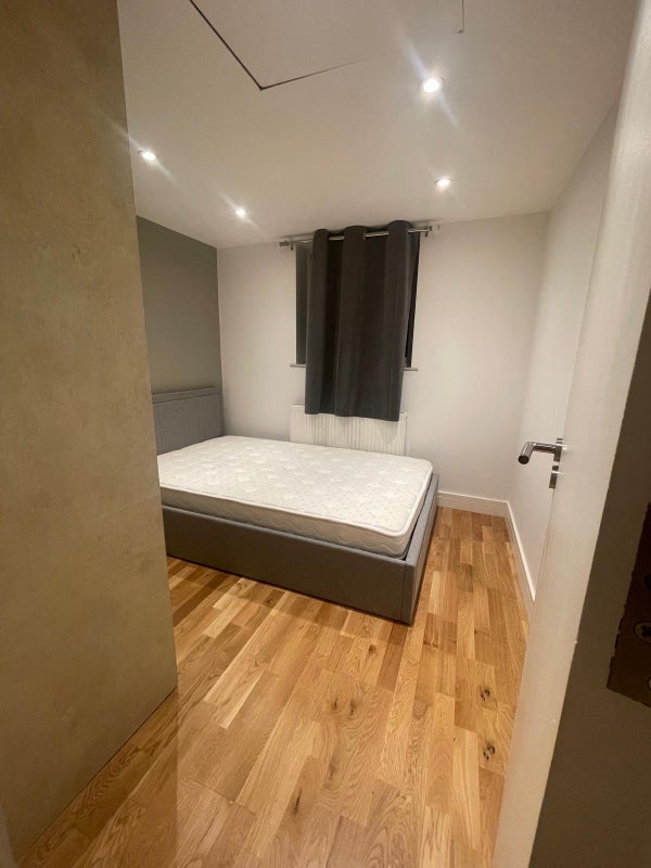 Room Braid Avenue in Greater London