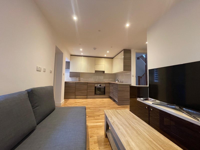 Room Braid Avenue in Greater London