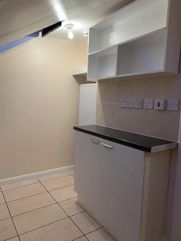 Flat Mitcham Road in Greater London
