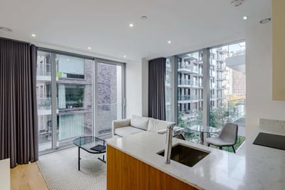Flat Piazza Walk in Greater London