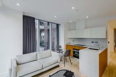Flat Piazza Walk in Greater London