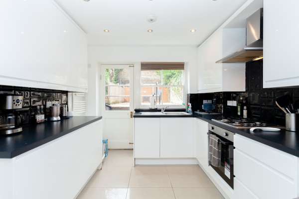 Flat Tomlin's Grove in Greater London