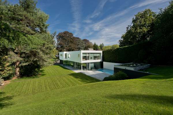 House Albany Close in Elmbridge
