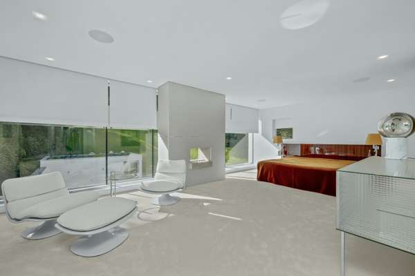 House Albany Close in Elmbridge