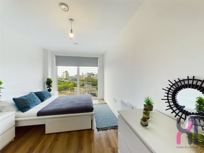 Flat Elmira Way in Salford