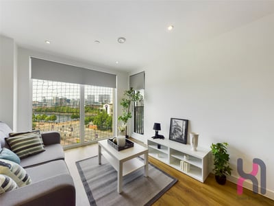 Flat Elmira Way in Salford