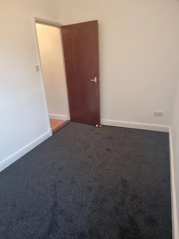 Flat Clarendon Park Road in Leicester