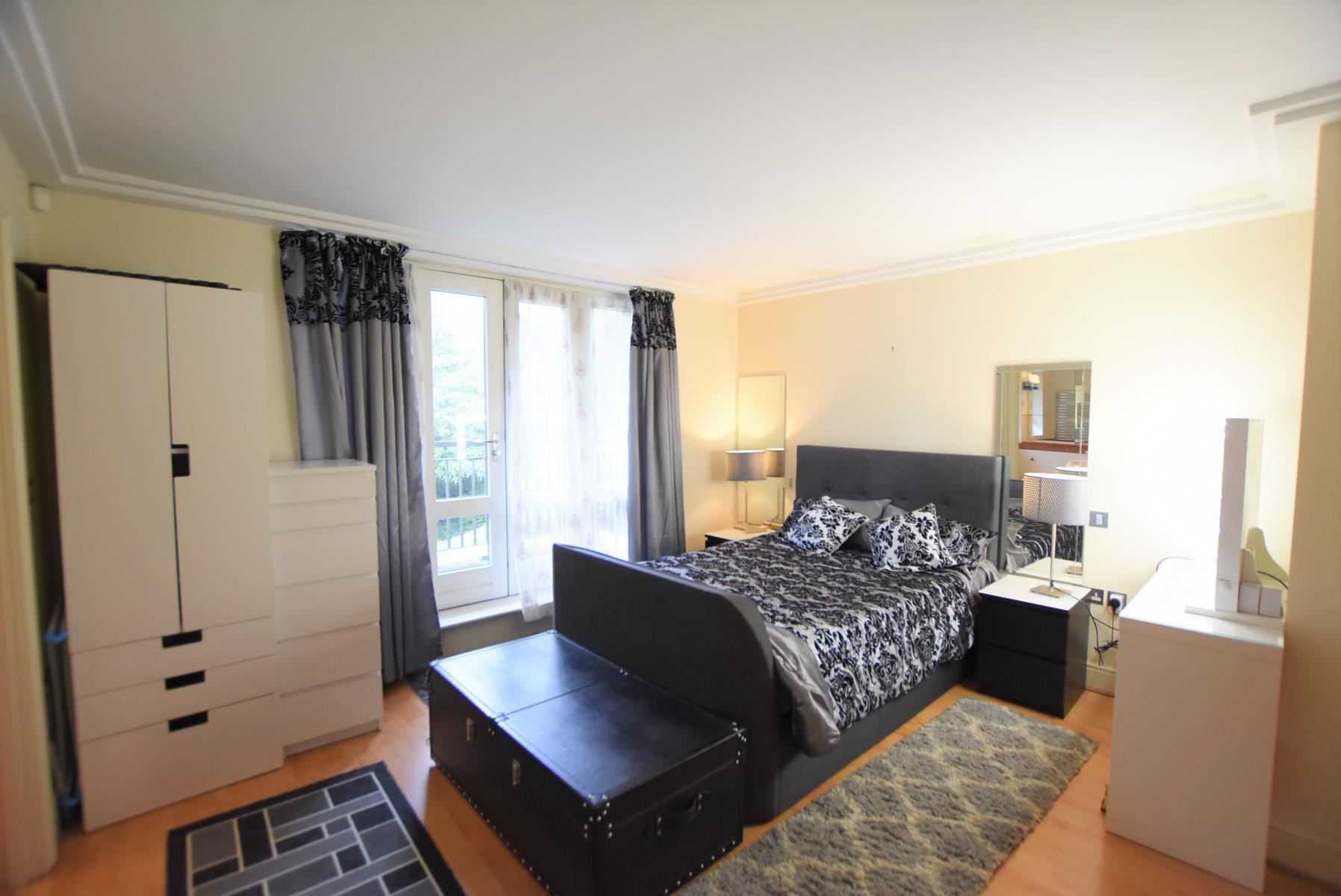 Flat Kidderpore Avenue in Greater London