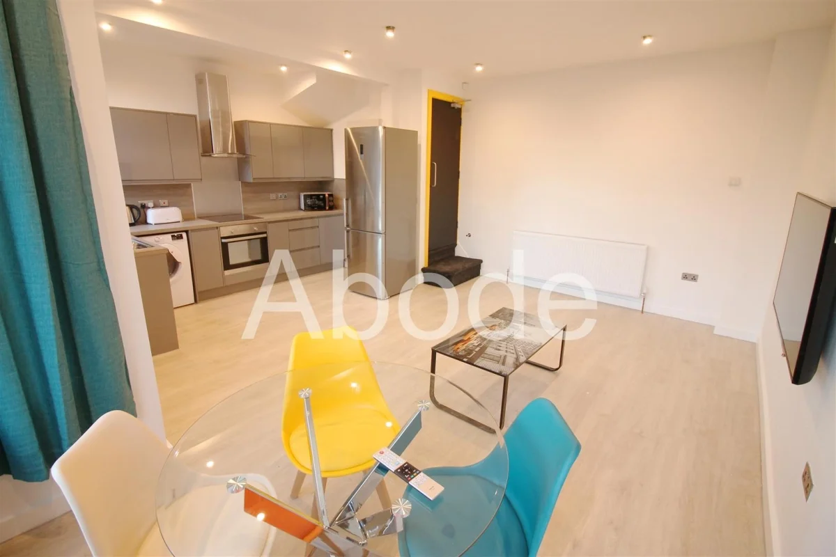 Flat Beechwood Crescent in Leeds
