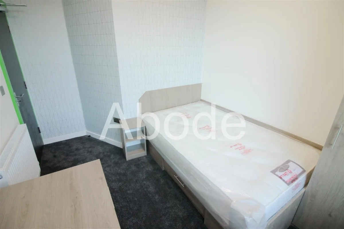 Flat Beechwood Crescent in Leeds