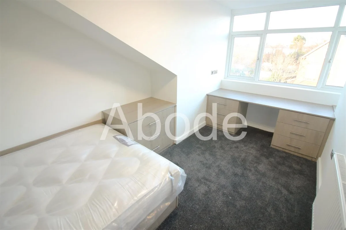 Flat Beechwood Crescent in Leeds