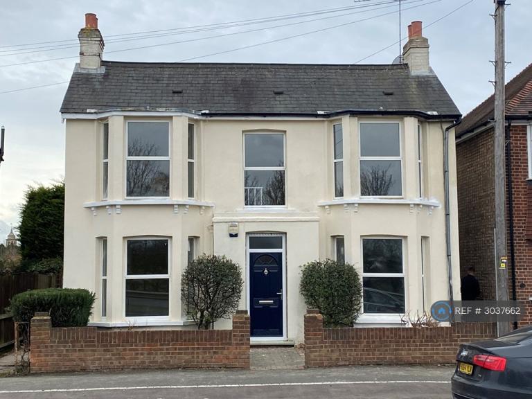 House Runnemede Road in Borough of Runnymede