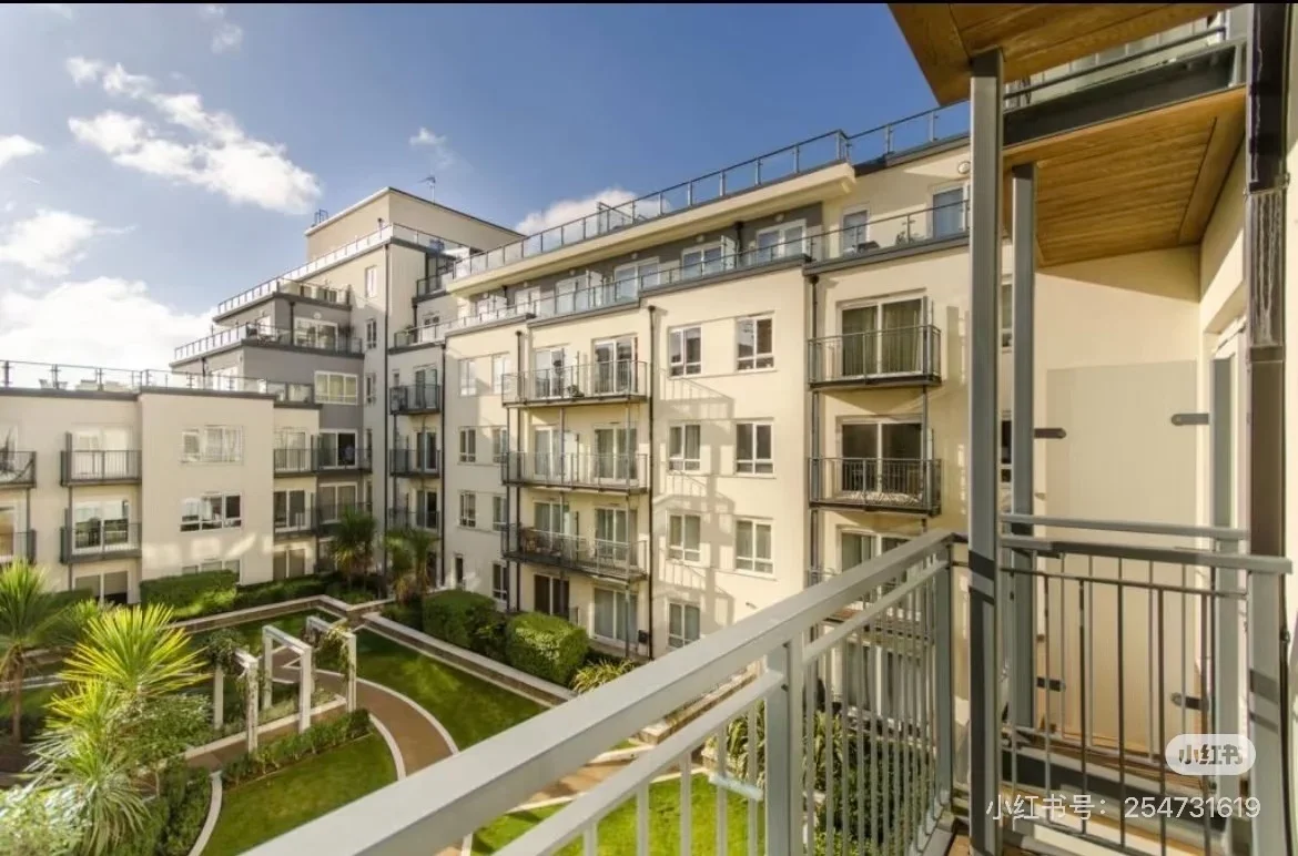 Flat Heritage Avenue in Greater London