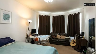 Flat Commondale in Greater London