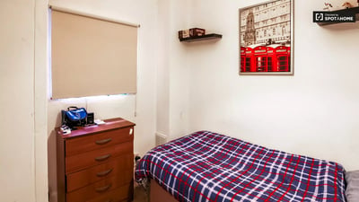 Flat Commondale in Greater London