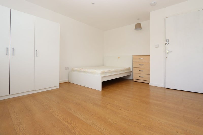 Room Leswin Road in Greater London