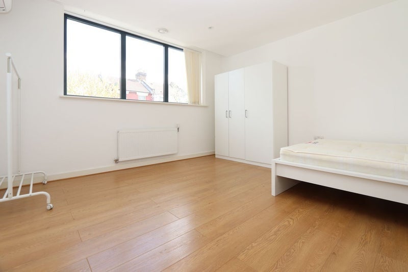 Room Leswin Road in Greater London