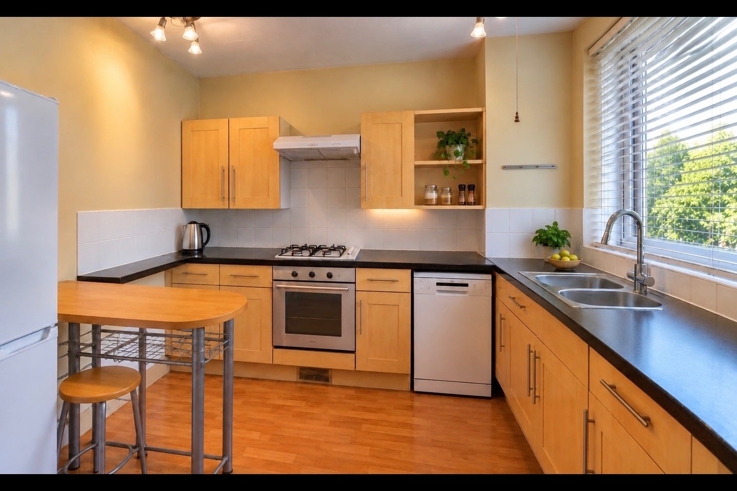 Flat Skinner Street in Greater London